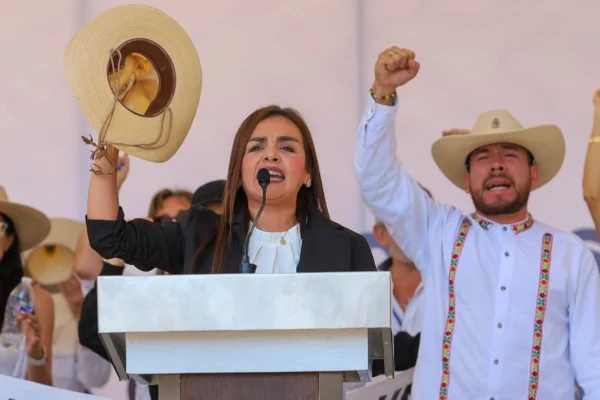 La alcaldesa de Uruapan, Grecia Quiroz, solicitó ante el IMPI el registro de la marca “Carlos Manzo” y del “Movimiento Independiente del Sombrero”, ambos vinculados al proyecto político que encabezaba su esposo. FOTO: Cuartoscuro.