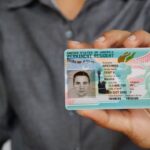 El gobierno de Estados Unidos ordenó reevaluar todas las green cards emitidas a personas originarias de 19 países considerados “de preocupación”, tras el tiroteo en Washington. FOTO: La Prensa.