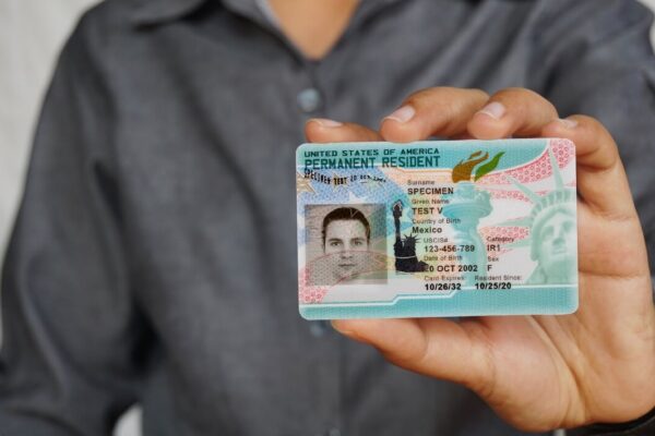 El gobierno de Estados Unidos ordenó reevaluar todas las green cards emitidas a personas originarias de 19 países considerados “de preocupación”, tras el tiroteo en Washington. FOTO: La Prensa.