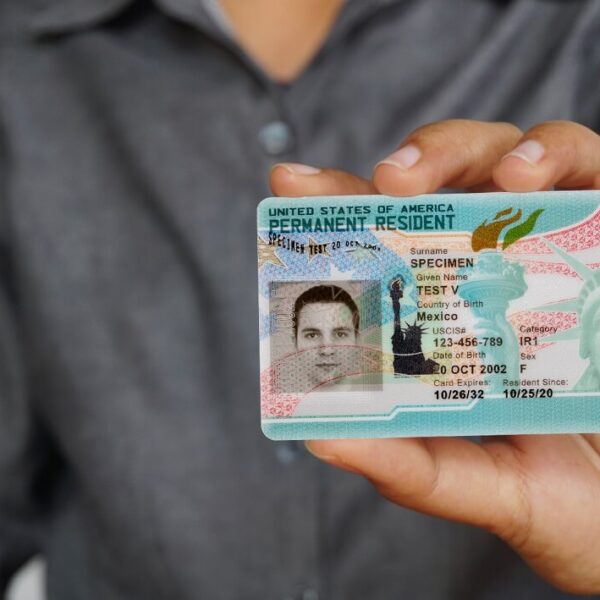 El gobierno de Estados Unidos ordenó reevaluar todas las green cards emitidas a personas originarias de 19 países considerados “de preocupación”, tras el tiroteo en Washington. FOTO: La Prensa.