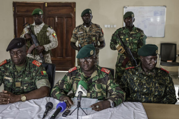 Militares de Guinea-Bisáu anunciaron la destitución del presidente Umaro Sissoco Embaló y la suspensión de todas las instituciones del Estado, tras declarar que tomaron el “control total” del país. FOTO: AFP.