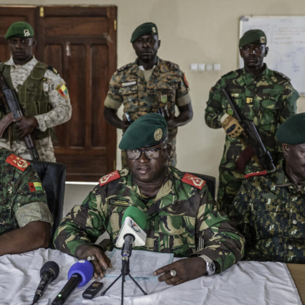 Militares de Guinea-Bisáu anunciaron la destitución del presidente Umaro Sissoco Embaló y la suspensión de todas las instituciones del Estado, tras declarar que tomaron el “control total” del país. FOTO: AFP.