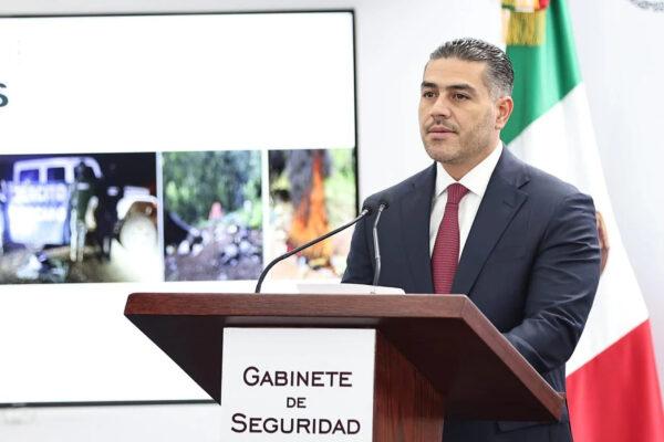 El secretario de Seguridad y Protección Ciudadana, Omar García Harfuch, presentó avances de seguridad en Michoacán, donde destacó detenciones por delitos de alto impacto, aseguramientos de droga y armas. FOTO: Yahoo Noticias.