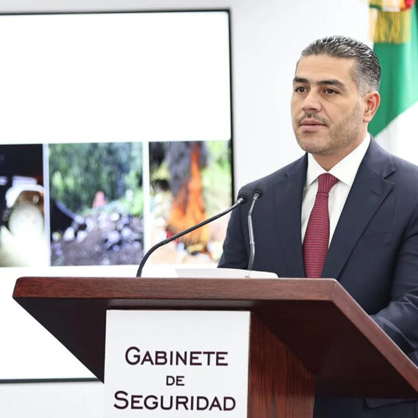 El secretario de Seguridad y Protección Ciudadana, Omar García Harfuch, presentó avances de seguridad en Michoacán, donde destacó detenciones por delitos de alto impacto, aseguramientos de droga y armas. FOTO: Yahoo Noticias.