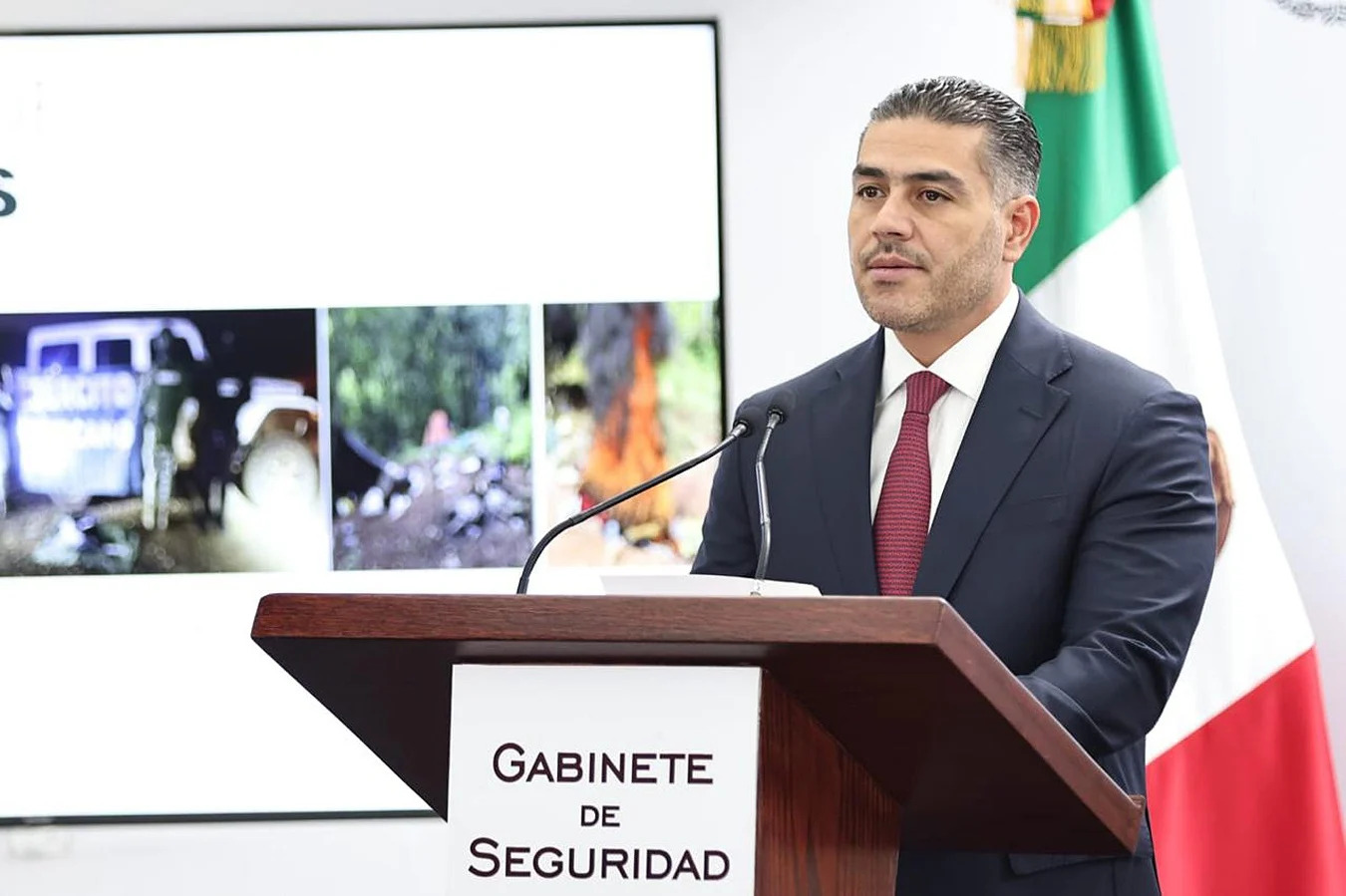 El secretario de Seguridad y Protección Ciudadana, Omar García Harfuch, presentó avances de seguridad en Michoacán, donde destacó detenciones por delitos de alto impacto, aseguramientos de droga y armas. FOTO: Yahoo Noticias.