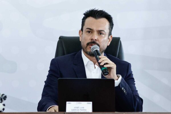 García Parra defendió la propuesta de crear espacios para arrancones legales en Puebla, al asegurar que regularlos es necesario para disminuir riesgos y frenar las carreras clandestinas. FOTO: Curul Puebla.