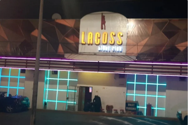 Hombres armados incendiaron el bar Lacoss y una camioneta; cinco personas murieron por intoxicación. FOTO: Exilio.