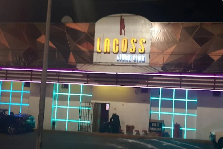 Hombres armados incendiaron el bar Lacoss y una camioneta; cinco personas murieron por intoxicación. FOTO: Exilio.