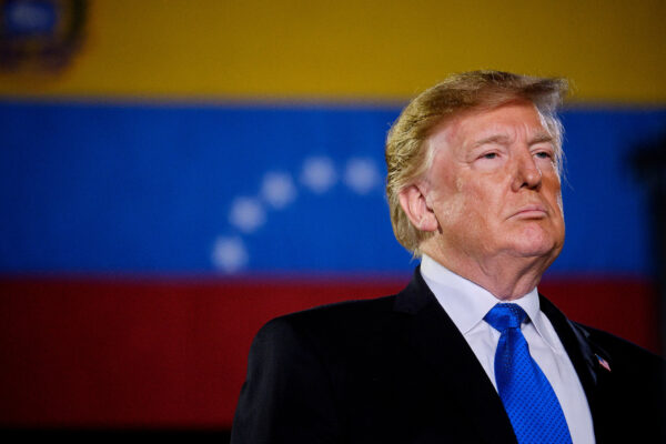 Trump ordena el cierre total del espacio aéreo venezolano