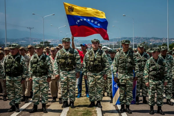 Reuters consultó con fuentes familiarizadas de las capacidades militares de Venezuela, que señalan que el país no está en condiciones de enfrentar al poderío militar de Estados Unidos. FOTO: New York Times.