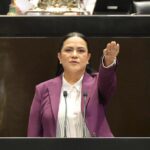 La secretaria del Bienestar, Ariadna Montiel, defendió ante la Cámara de Diputados la atención a las más de 100 mil familias afectadas por las recientes lluvias y justificó el modelo de apoyos directos del actual gobierno. FOTO: X @A_MontielR.