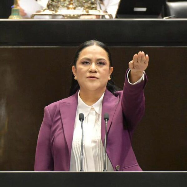 La secretaria del Bienestar, Ariadna Montiel, defendió ante la Cámara de Diputados la atención a las más de 100 mil familias afectadas por las recientes lluvias y justificó el modelo de apoyos directos del actual gobierno. FOTO: X @A_MontielR.