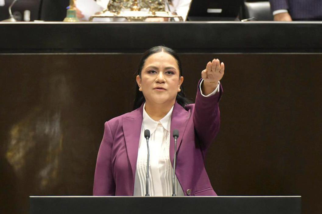 La secretaria del Bienestar, Ariadna Montiel, defendió ante la Cámara de Diputados la atención a las más de 100 mil familias afectadas por las recientes lluvias y justificó el modelo de apoyos directos del actual gobierno. FOTO: X @A_MontielR.