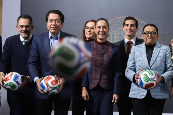 El gobierno federal adelantó que el Mundial 2026 se vivirá en las plazas públicas, escuelas y espacios culturales de todo el país. FOTO: Aristegui Noticias.