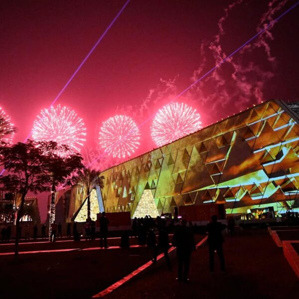 Egipto inauguró el Gran Museo Egipcio, una obra monumental junto a las Pirámides de Giza que reúne miles de piezas únicas. FOTO: AP.