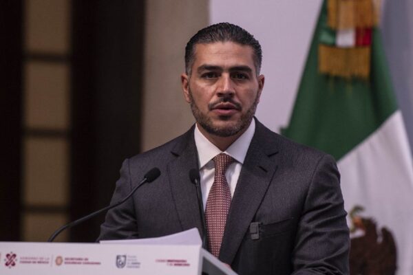 La FGR confirmó que “El R1”, operador del CJNG, habría ordenado el asesinato de Carlos Manzo. La captura del líder criminal es ahora prioridad federal. FOTO: Uno TV.