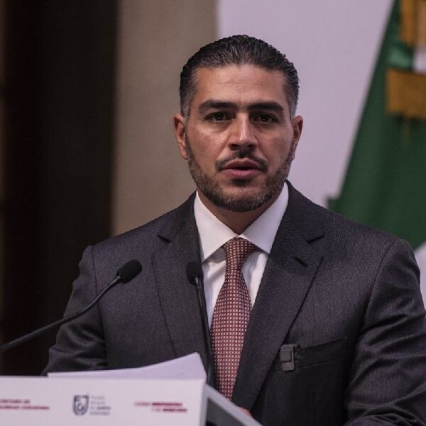 La FGR confirmó que “El R1”, operador del CJNG, habría ordenado el asesinato de Carlos Manzo. La captura del líder criminal es ahora prioridad federal. FOTO: Uno TV.