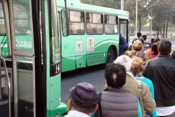 El Gobierno de la Ciudad de México aprobó un aumento de $1.50 en la tarifa del transporte público concesionado. FOTO: ¡Stock.