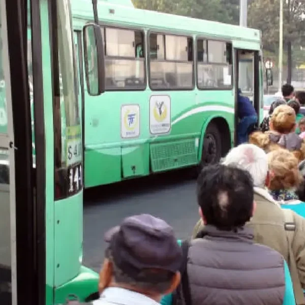 El Gobierno de la Ciudad de México aprobó un aumento de $1.50 en la tarifa del transporte público concesionado. FOTO: ¡Stock.