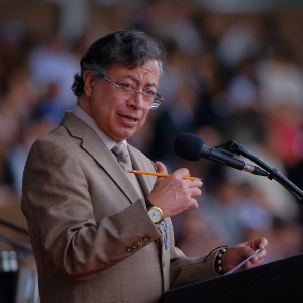 Gustavo Petro enfrentó críticas tras revelarse un pago en un club de Lisboa, incluido en los movimientos bancarios que difundió para responder a acusaciones de Estados Unidos. FOTO: Presidencia de Colombia.