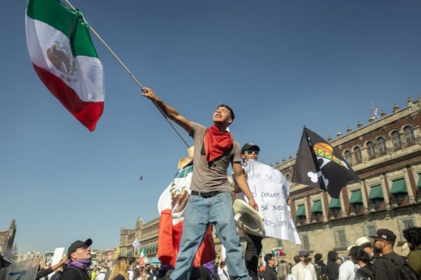 Las detenciones realizadas tras la marcha de ‘Generación Z México’ siguen generando atención pública, especialmente por los señalamientos de tentativa de homicidio contra algunos participantes. FOTO: CNN en español.