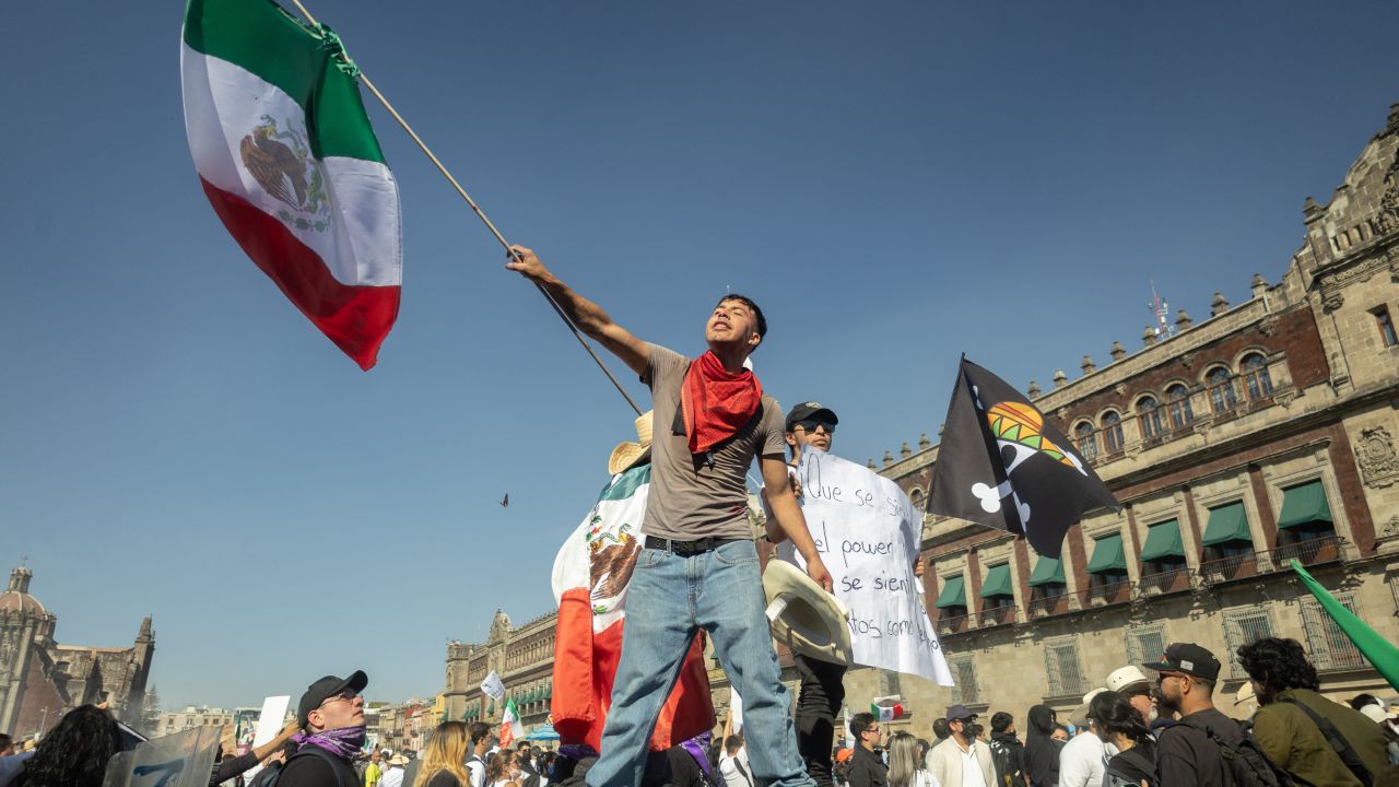 Las detenciones realizadas tras la marcha de ‘Generación Z México’ siguen generando atención pública, especialmente por los señalamientos de tentativa de homicidio contra algunos participantes. FOTO: CNN en español.