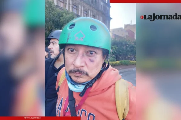 Un fotorreportero de La Jornada fue golpeado y despojado de su cámara y celular por policías de la SSC-CDMX durante la marcha de la Generación Z. FOTO: La Jornada.