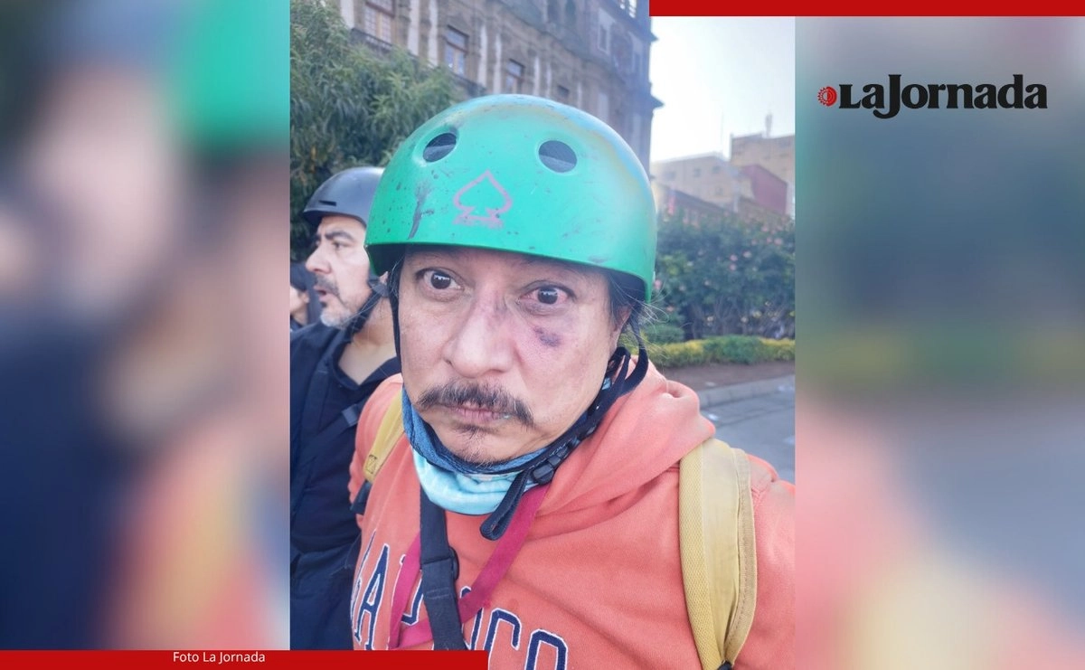 Policías de CDMX golpean y roban equipo a fotoperiodista de La Jornada durante marcha de la Generación Z