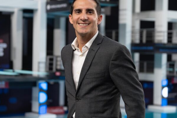 Las declaraciones patrimoniales de Rommel Pacheco volvieron a quedar bajo la lupa luego de que una revisión al Registro Público de Yucatán revelara inconsistencias entre lo que reportó y los bienes que realmente posee. FOTO: FB @RommelPachecoOficial.