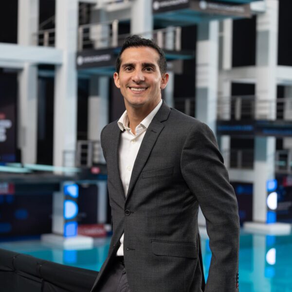 Las declaraciones patrimoniales de Rommel Pacheco volvieron a quedar bajo la lupa luego de que una revisión al Registro Público de Yucatán revelara inconsistencias entre lo que reportó y los bienes que realmente posee. FOTO: FB @RommelPachecoOficial.