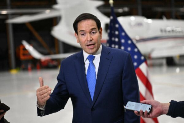 Marco Rubio descartó el envío de tropas a México para combatir a los cárteles, aunque reconoció que existen zonas donde estos grupos ejercen mayor control que las autoridades locales. FOTO: AFP.