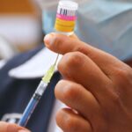 La Secretaría de Salud aplica la vacuna nonavalente contra el VPH, que protege contra nueve tipos del virus y previene el cáncer cervicouterino.