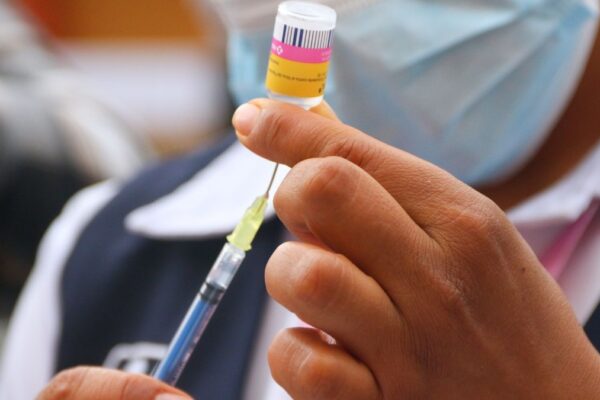La Secretaría de Salud aplica la vacuna nonavalente contra el VPH, que protege contra nueve tipos del virus y previene el cáncer cervicouterino.