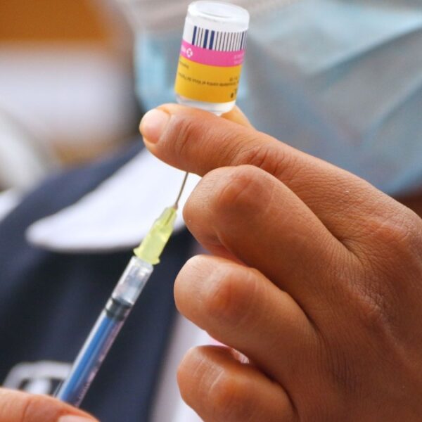 La Secretaría de Salud aplica la vacuna nonavalente contra el VPH, que protege contra nueve tipos del virus y previene el cáncer cervicouterino.