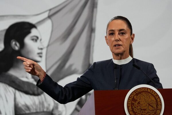 Tras vivir un episodio de acoso en el Centro Histórico, la presidenta Claudia Sheinbaum anunció que impulsará la tipificación del acoso callejero como delito penal en todo el país. FOTO: AP.