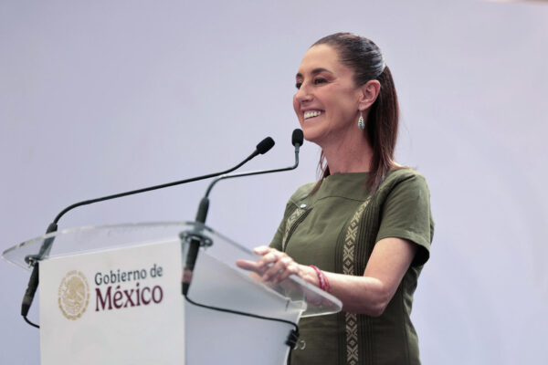 Sheinbaum afirmó que el Tren Maya de carga permitirá reducir el precio de la gasolina en el sureste del país, al facilitar una mayor distribución de combustible. FOTO: Presidencia de México.