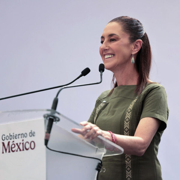 Sheinbaum afirmó que el Tren Maya de carga permitirá reducir el precio de la gasolina en el sureste del país, al facilitar una mayor distribución de combustible. FOTO: Presidencia de México.