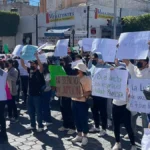 Alumnos del Tec de Tehuacán marcharon nuevamente para exigir la destitución del director Sergio Villafuerte, cumpliendo un mes de paro. FOTO: El Sol de Puebla.