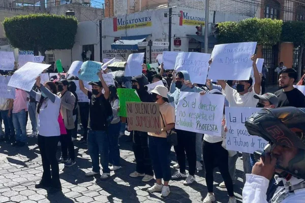 Alumnos del Tec de Tehuacán marcharon nuevamente para exigir la destitución del director Sergio Villafuerte, cumpliendo un mes de paro. FOTO: El Sol de Puebla.