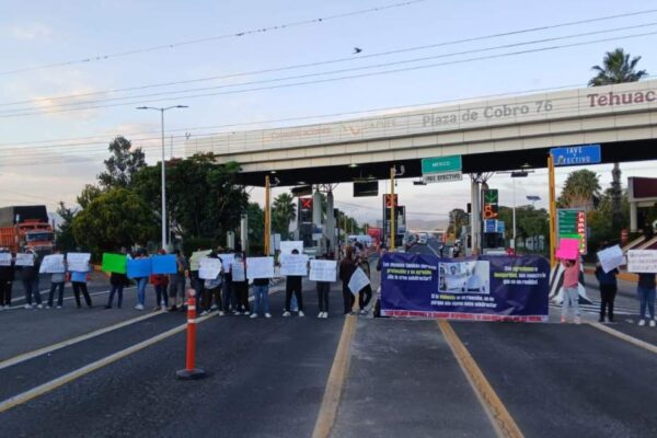 La tensión en el Instituto Tecnológico de la Sierra Negra, en Tehuacán, aumentó luego de que estudiantes en paro denunciaron actos de intimidación por parte de sujetos armados que ingresaron al plantel. FOTO: La Jornada de Oriente.