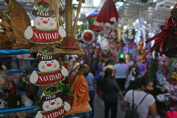 Ayuntamiento autorizará 400 permisos a comerciantes para vender artículos decembrinos en tres puntos de la ciudad. FOTO: Debate.