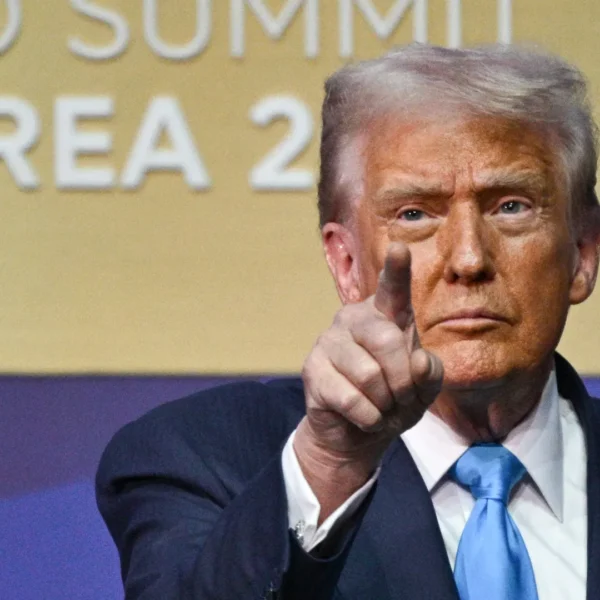 Donald Trump rechazó haber autorizado ataques militares contra Venezuela, luego de que medios estadounidenses afirmaran que su gobierno aprobó una ofensiva con buques y aviones en el Caribe.