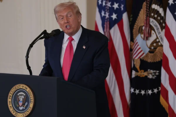 Donald Trump asegura que firmó la orden de liberación de miles de páginas de los ‘archivos Epstein’, además de acusar a la administración Biden de ocultarlos y más vínculos con figuras demócratas. FOTO: AP.