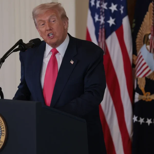 Donald Trump asegura que firmó la orden de liberación de miles de páginas de los ‘archivos Epstein’, además de acusar a la administración Biden de ocultarlos y más vínculos con figuras demócratas. FOTO: AP.