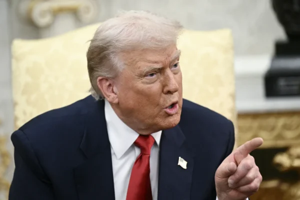 Donald Trump presiona al presidente ucraniano, Volodímir Zelenski, para que firme antes de Acción de Gracias un plan de paz de 28 puntos que pondría fin a la guerra con Rusia, según el Washington Post. FOTO: AFP.