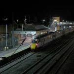 Un ataque con arma blanca dentro de un tren que viajaba hacia Londres dejó nueve heridos graves y sembró el pánico entre los pasajeros. FOTO: AP.