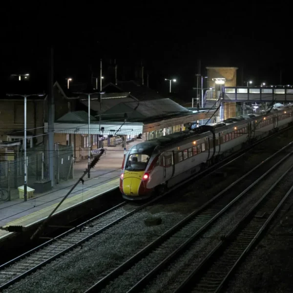 Un ataque con arma blanca dentro de un tren que viajaba hacia Londres dejó nueve heridos graves y sembró el pánico entre los pasajeros. FOTO: AP.