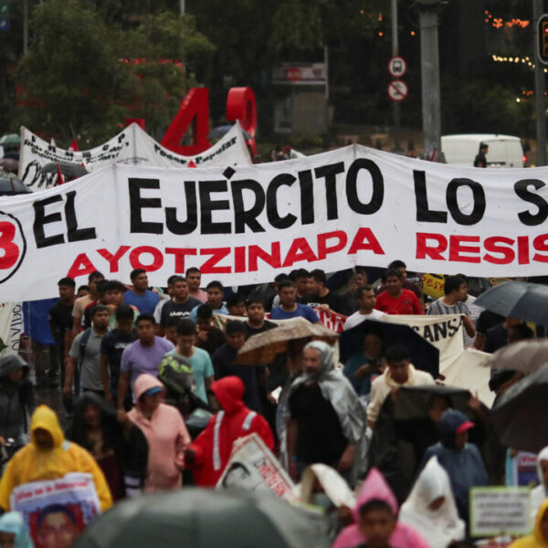 Hay 10 detenciones recientes por el caso Ayotzinapa, resultado de nuevas líneas de investigación con análisis telefónico, confirma Sheinbaum. FOTO: France 24.