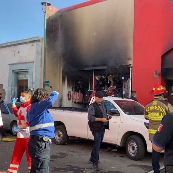 Una fuerte explosión en una tienda del centro de Hermosillo dejó múltiples víctimas y generó una emergencia que movilizó a cuerpos de rescate. FOTO: SSP Sonora.