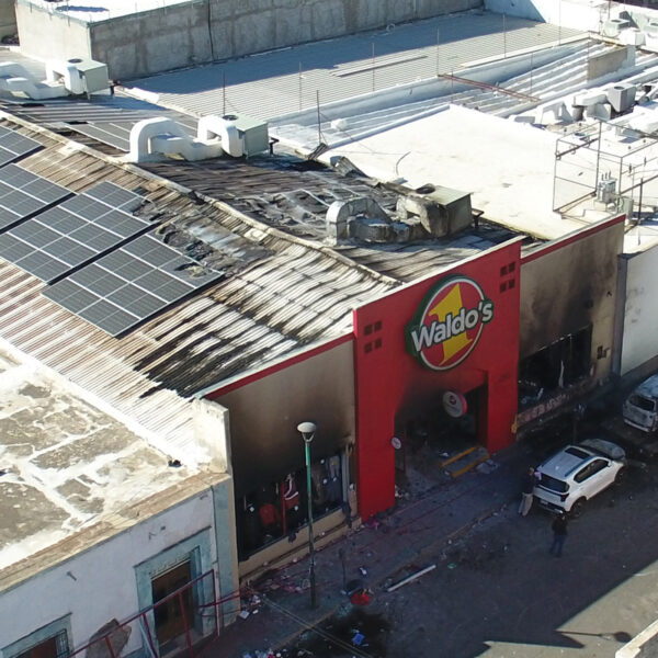 Fotografía aérea de la fachada del local comercial donde ocurrió un incendio este sábado, en Hermosillo, Sonora (México). EFE/ Daniel Sánchez
